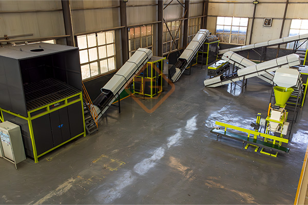 養豬場糞便含水高、太臭怎么解決?小型豬糞有機肥生產線怎么建?