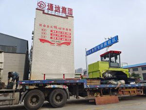 履帶式翻拋機(jī)發(fā)往山東萊西